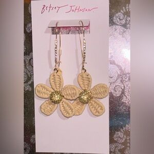 Betsey Johnson Chickdaisy Dangle earrings NWT